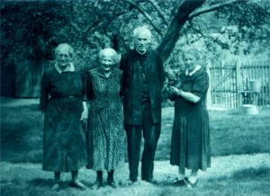 Pfarrer Schwald mit seinen Schwestern